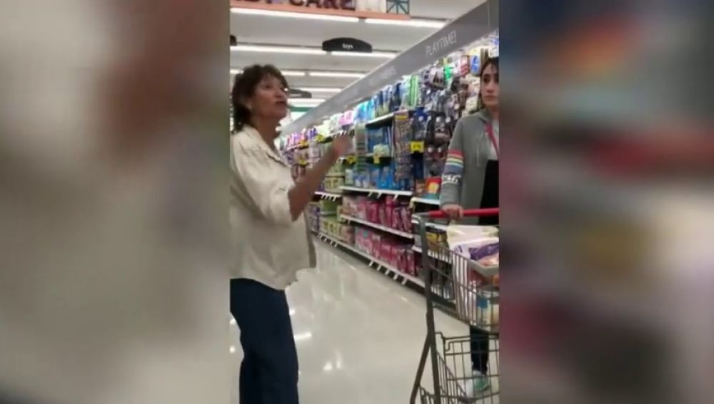 Detenida una mujer por insultar a dos clientas de origen hispano en un supermercado