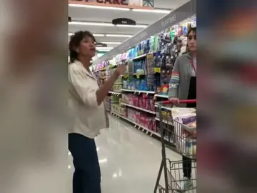 Detenida una mujer por insultar a dos clientas de origen hispano en un supermercado Detenida una mujer por insultar a dos clientas de origen hispano en un supermercado
