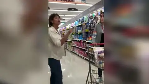 Detenida una mujer por insultar a dos clientas de origen hispano en un supermercado Detenida una mujer por insultar a dos clientas de origen hispano en un supermercado