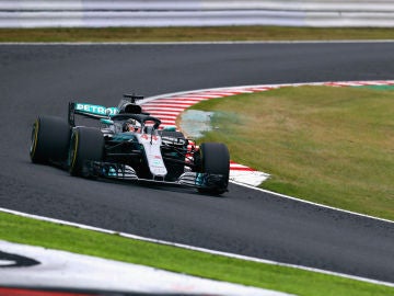 Lewis Hamilton pilota su Mercedes en Suzuka