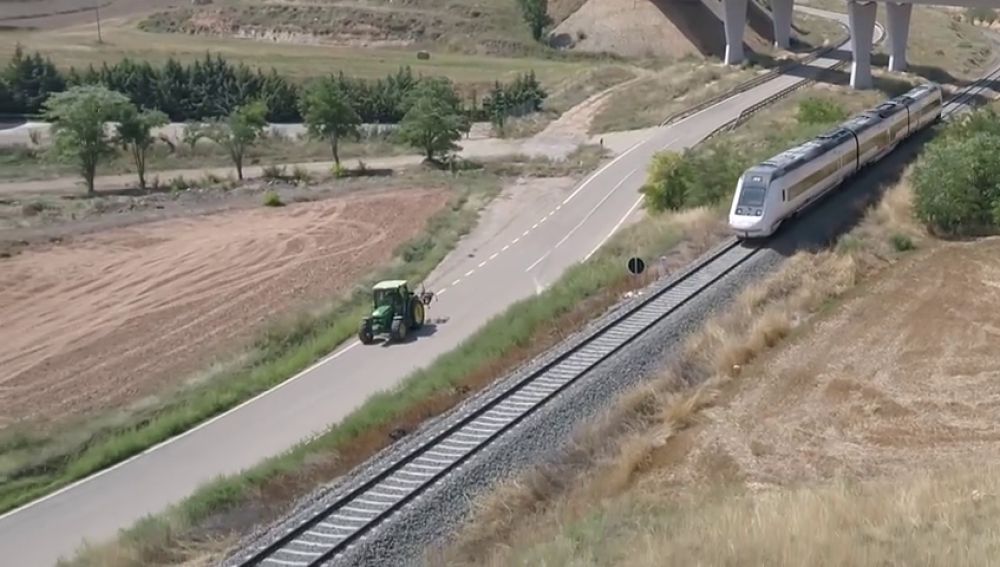 Comprobamos que es más rápido si un tractor o el AVE entre Zaragoza y Valencia