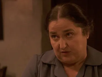 La actitud exagerada de Antolina hace que Consuelo pierda la poca confianza que le queda de ella La actitud exagerada de Antolina hace que Consuelo pierda la poca confianza que le queda de ella