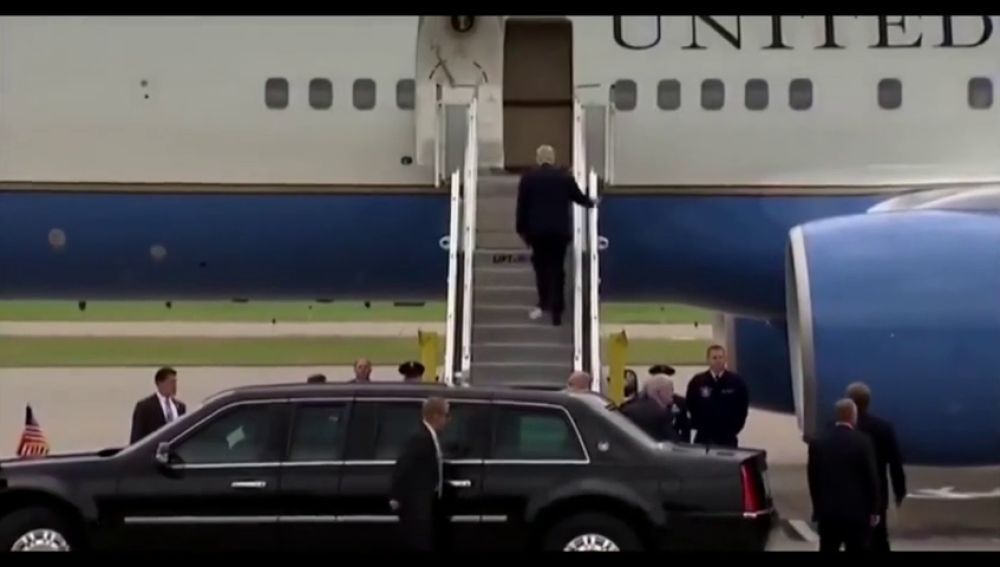 Trump sube al avión presidencial con un trozo de papel higiénico pegado al zapato
