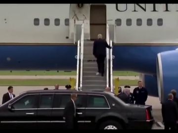 Trump sube al avión presidencial con un trozo de papel higiénico pegado al zapato