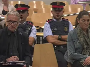 El alegato del fiscal contra el padre de la pequeña Nadia: " Es un gran embaucador, quizá la escena se ha perdido a un gran actor" El alegato del fiscal contra el padre de la pequeña Nadia: " Es un gran embaucador, quizá la escena se ha perdido a un gran actor"