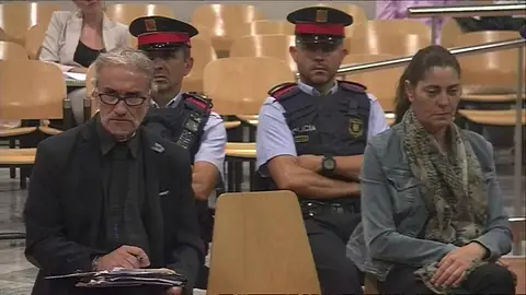 El alegato del fiscal contra el padre de la pequeña Nadia: " Es un gran embaucador, quizá la escena se ha perdido a un gran actor" El alegato del fiscal contra el padre de la pequeña Nadia: " Es un gran embaucador, quizá la escena se ha perdido a un gran actor"