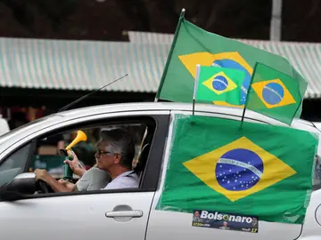 Un coche haciendo campaña electoral en las elecciones en Brasil Un coche haciendo campaña electoral en las elecciones en Brasil