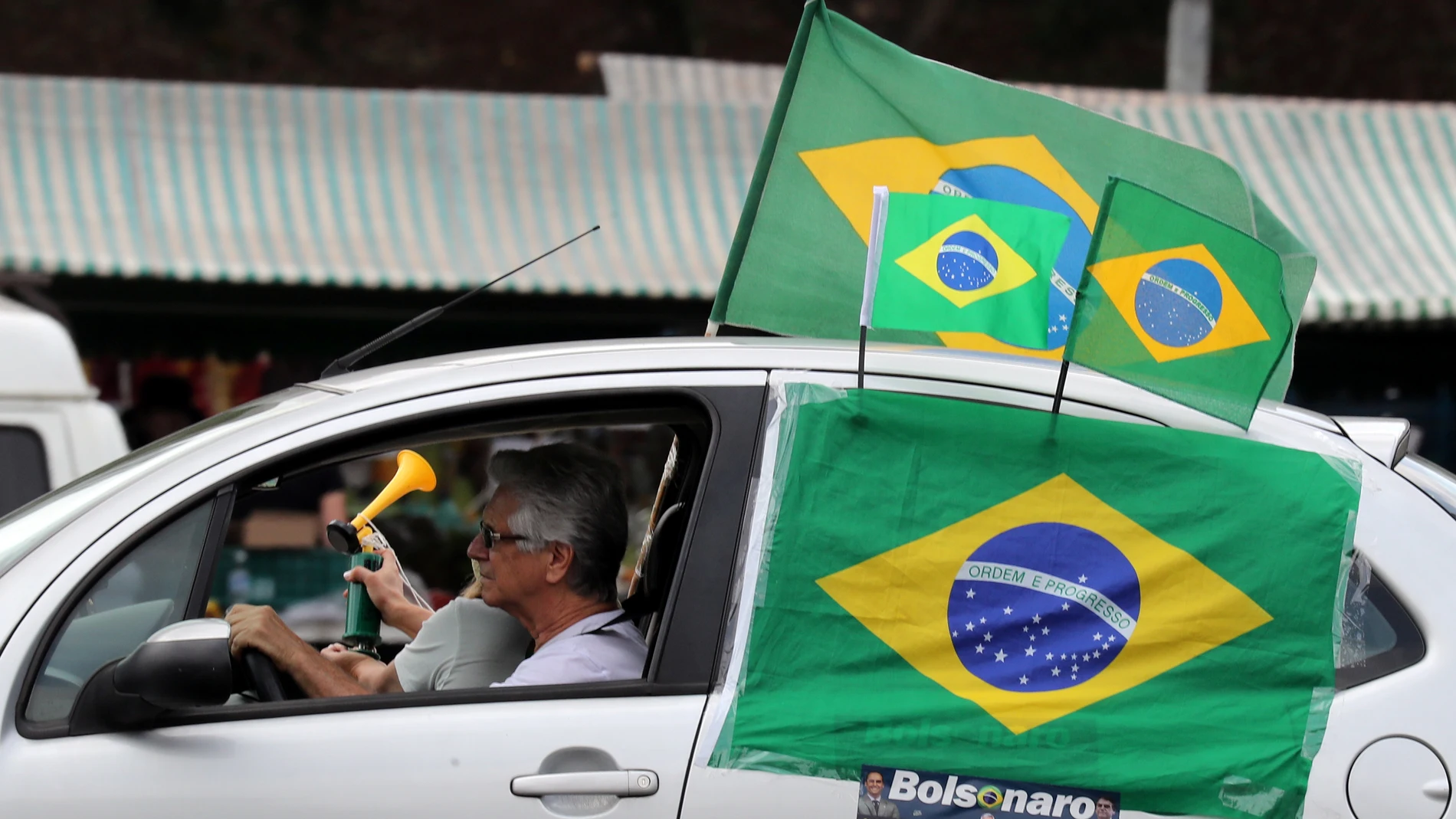 Un coche haciendo campaña electoral en las elecciones en Brasil Un coche haciendo campaña electoral en las elecciones en Brasil