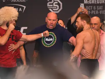 Khabib Nurmagomedov y Conor McGregor se encaran durante el pesaje Khabib Nurmagomedov y Conor McGregor se encaran durante el pesaje