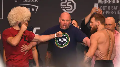 Khabib Nurmagomedov y Conor McGregor se encaran durante el pesaje Khabib Nurmagomedov y Conor McGregor se encaran durante el pesaje