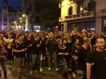 Los Mossos aplauden a la Policía durante la manifestación en Barcelona Los Mossos aplauden a la Policía durante la manifestación en Barcelona
