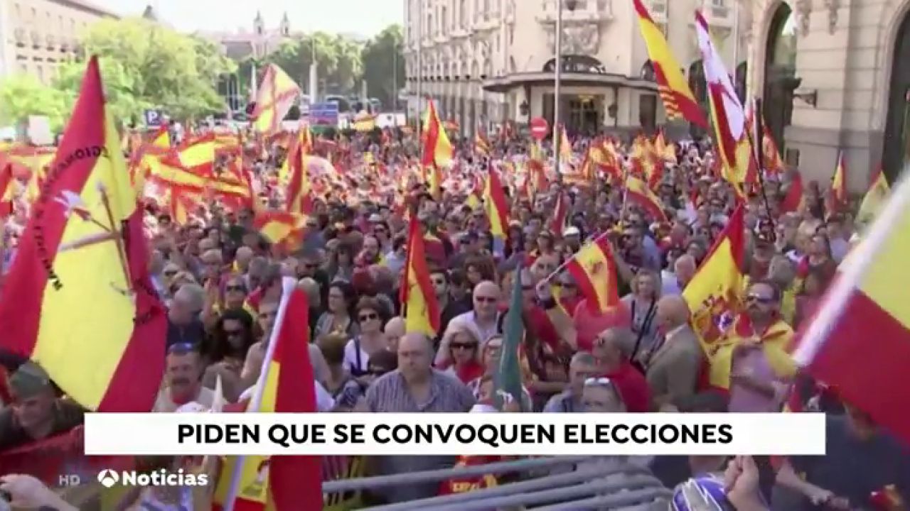 Miles de personas se manifiestan en Madrid para pedir a Sánchez un ...