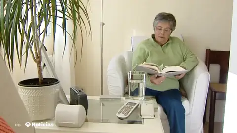 anciana leyendo anciana leyendo