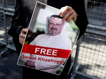 Un hombre sostiene una fotografía del periodista saudí desaparecido Jamal Khashoggi durante una manifestación por su desaparición