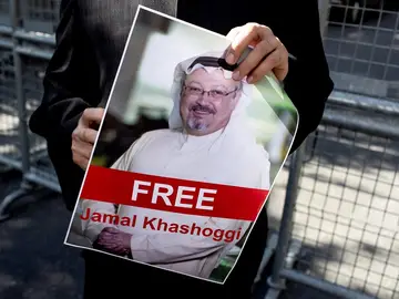 Un hombre sostiene una fotografía del periodista saudí desaparecido Jamal Khashoggi durante una manifestación por su desaparición Un hombre sostiene una fotografía del periodista saudí desaparecido Jamal Khashoggi durante una manifestación por su desaparición