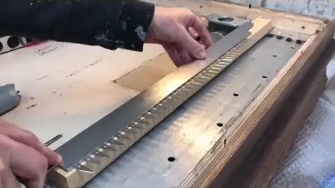 Banksy revela por qué incluyó una trituradora en la emblemática obra que se ha autodestruido Banksy revela por qué incluyó una trituradora en la emblemática obra que se ha autodestruido