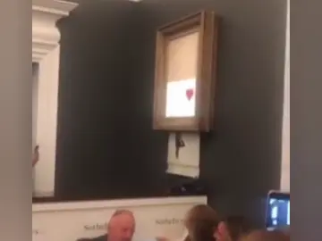 Una de las obras más conocidas de Bansky se autodestruye en una subasta Una de las obras más conocidas de Bansky se autodestruye en una subasta