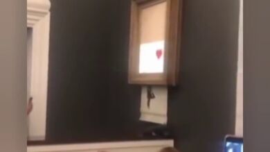 Una de las obras más conocidas de Banksy se autodestruye durante una subasta