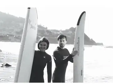 Eugenia Kuyda y Roman Mazurenko haciendo surf Eugenia Kuyda y Roman Mazurenko haciendo surf