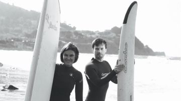 Eugenia Kuyda y Roman Mazurenko haciendo surf