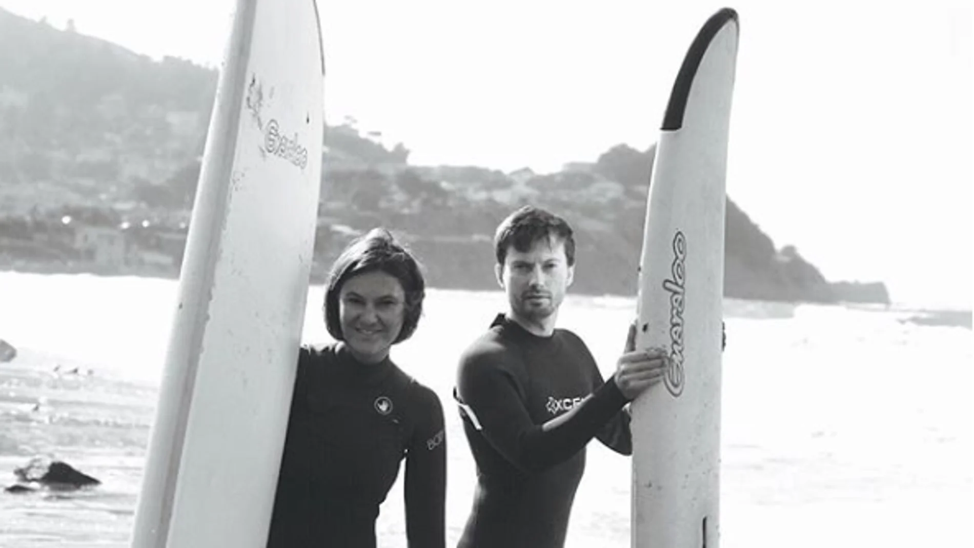 Eugenia Kuyda y Roman Mazurenko haciendo surf Eugenia Kuyda y Roman Mazurenko haciendo surf