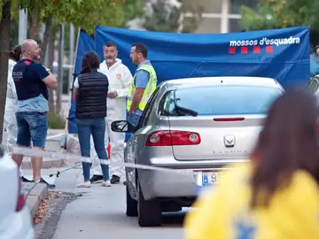 Miembros de la Policía científica de los Mossos d'Esquadra en el lugar donde el hombre asesinó a su esposa Miembros de la Policía científica de los Mossos d'Esquadra en el lugar donde el hombre asesinó a su esposa