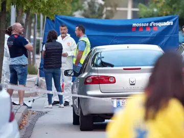 Miembros de la Policía científica de los Mossos d'Esquadra en el lugar donde el hombre asesinó a su esposa Miembros de la Policía científica de los Mossos d'Esquadra en el lugar donde el hombre asesinó a su esposa