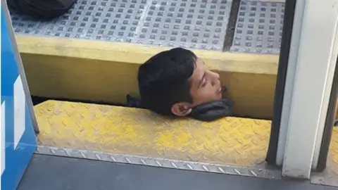 Rescate de un joven en una estación de tren en Argentina Rescate de un joven en una estación de tren en Argentina