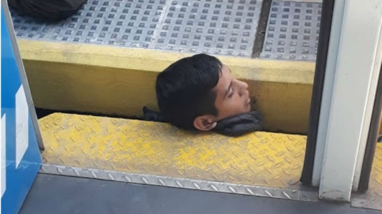 Rescatan a un joven que quedó atrapado entre el tren y el andén en una estación de Argentina