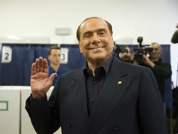 Silvio Berlusconi saluda Silvio Berlusconi saluda
