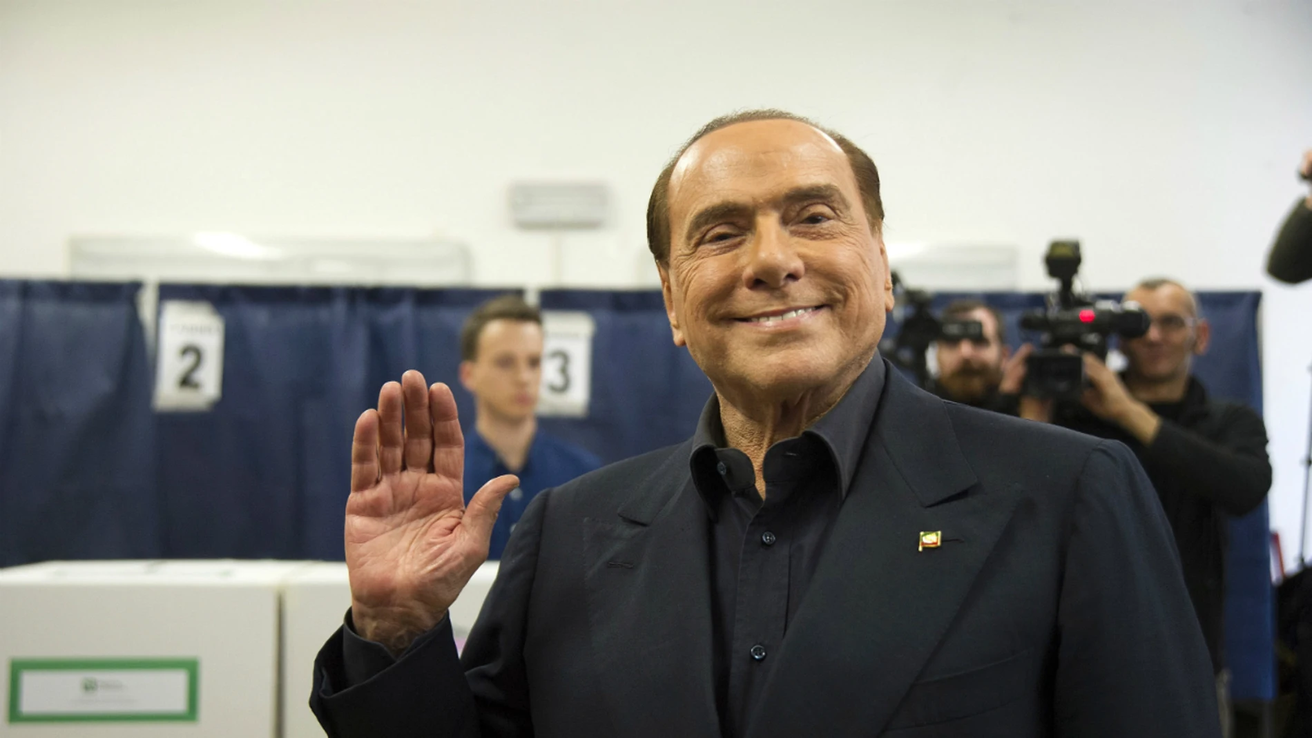 Silvio Berlusconi saluda Silvio Berlusconi saluda