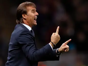 Lopetegui da indicaciones en banda Lopetegui da indicaciones en banda