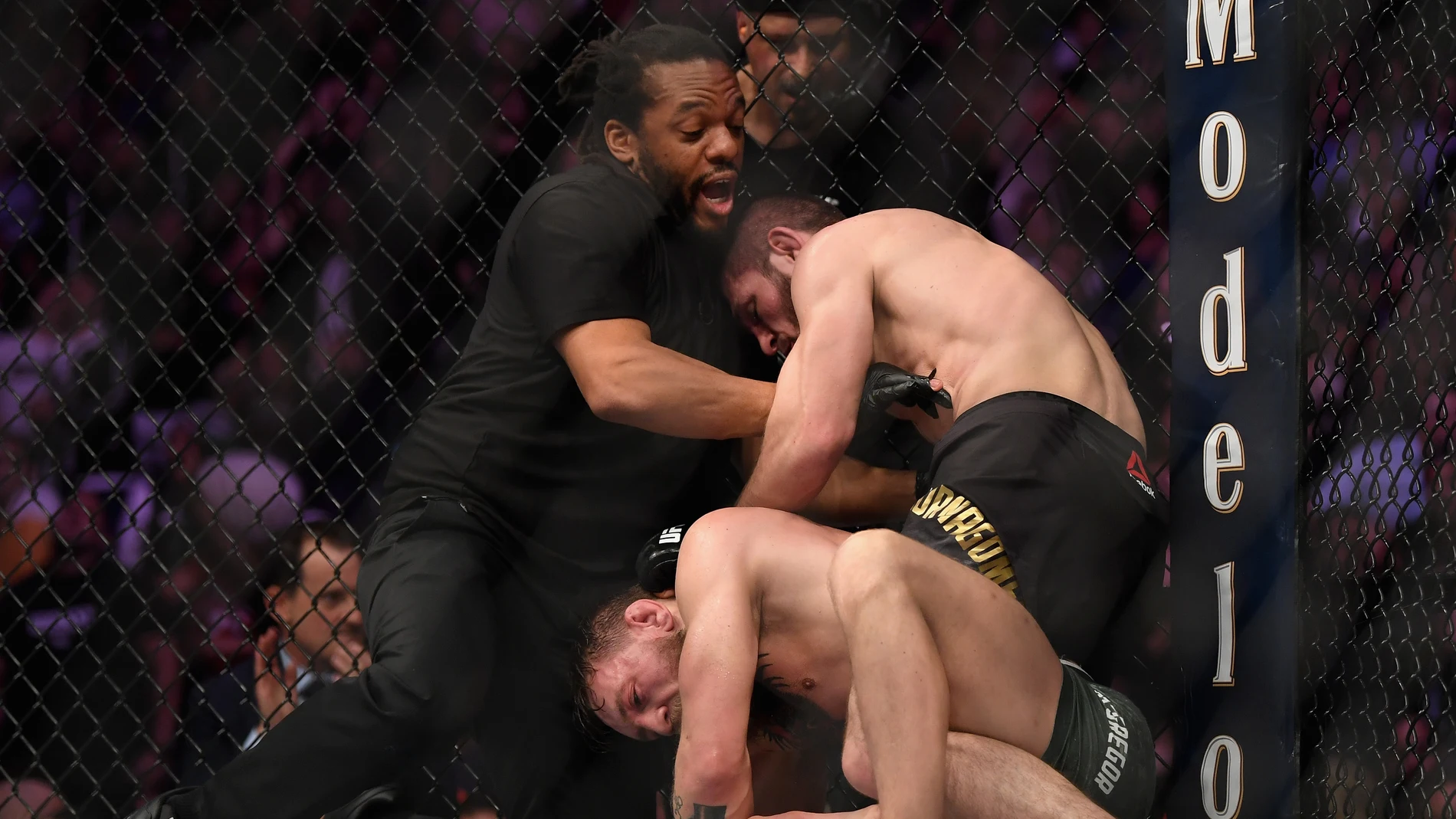 Khabib, en el momento de rendir a McGregor Khabib, en el momento de rendir a McGregor