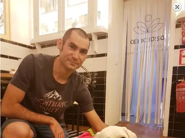 El ciclista Miguel Gil con un perro de la Fundación El ciclista Miguel Gil con un perro de la Fundación