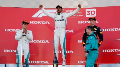 Hamilton pasa el rodillo en Suzuka y roza su quinto título; Carlos Sainz 10º y Fernando Alonso 14º