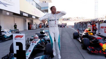 Hamilton celebra la victoria en Suzuka Hamilton celebra la victoria en Suzuka