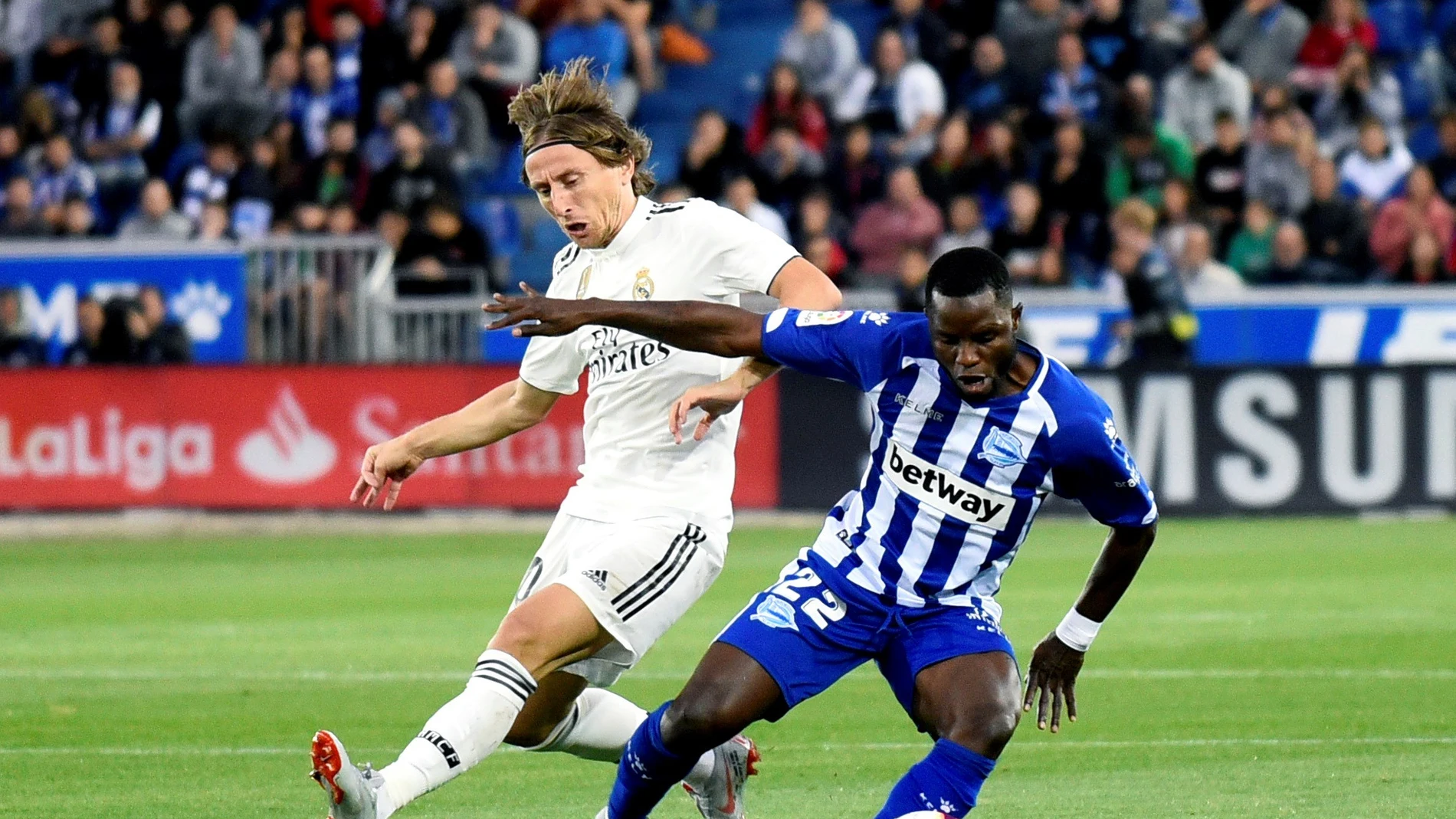 Wakaso protege un balón ante Luka Modric Wakaso protege un balón ante Luka Modric