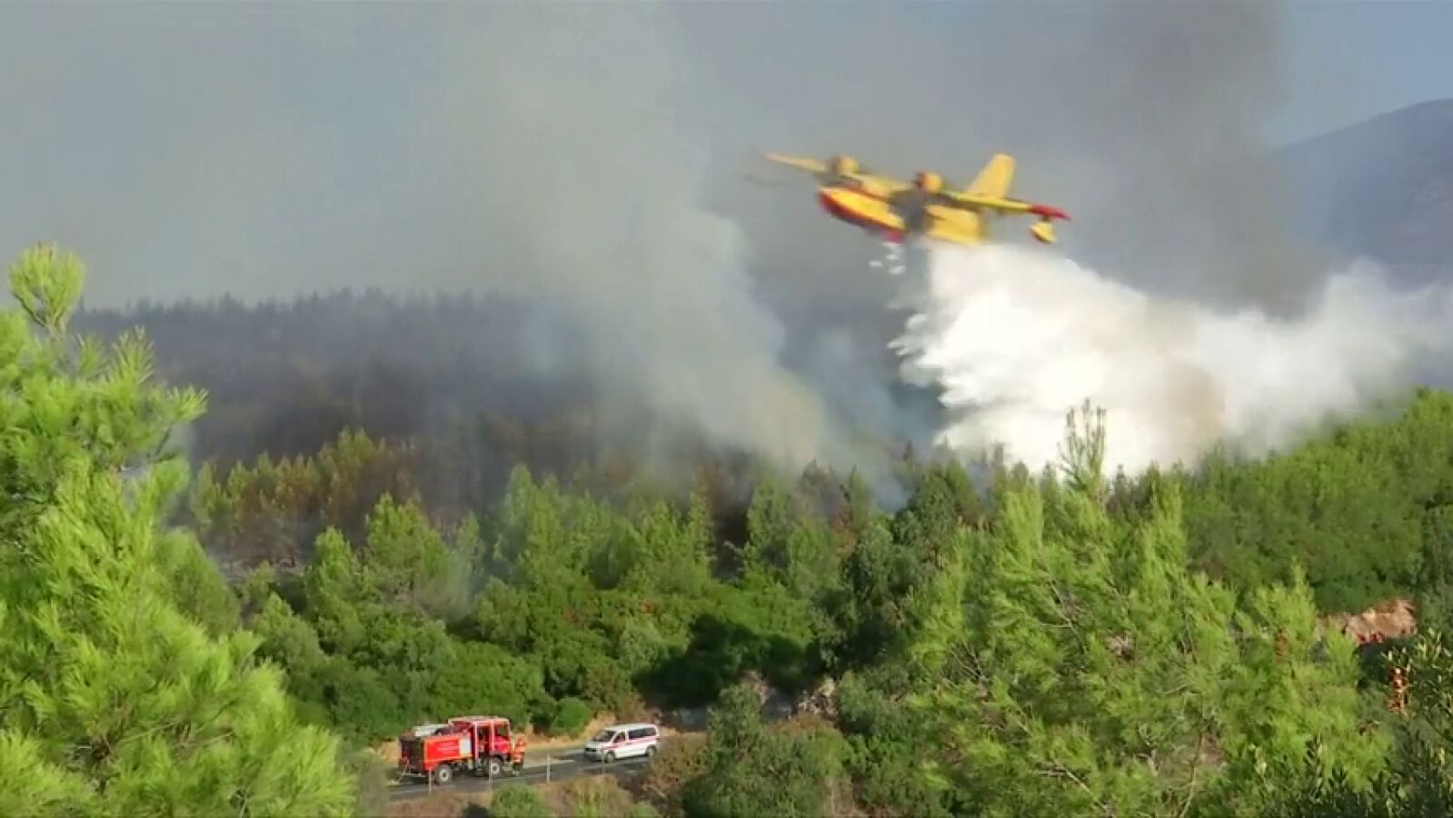 Al menos 18 heridos y cientos de evacuados en un incendio de Sintra (Lisboa)