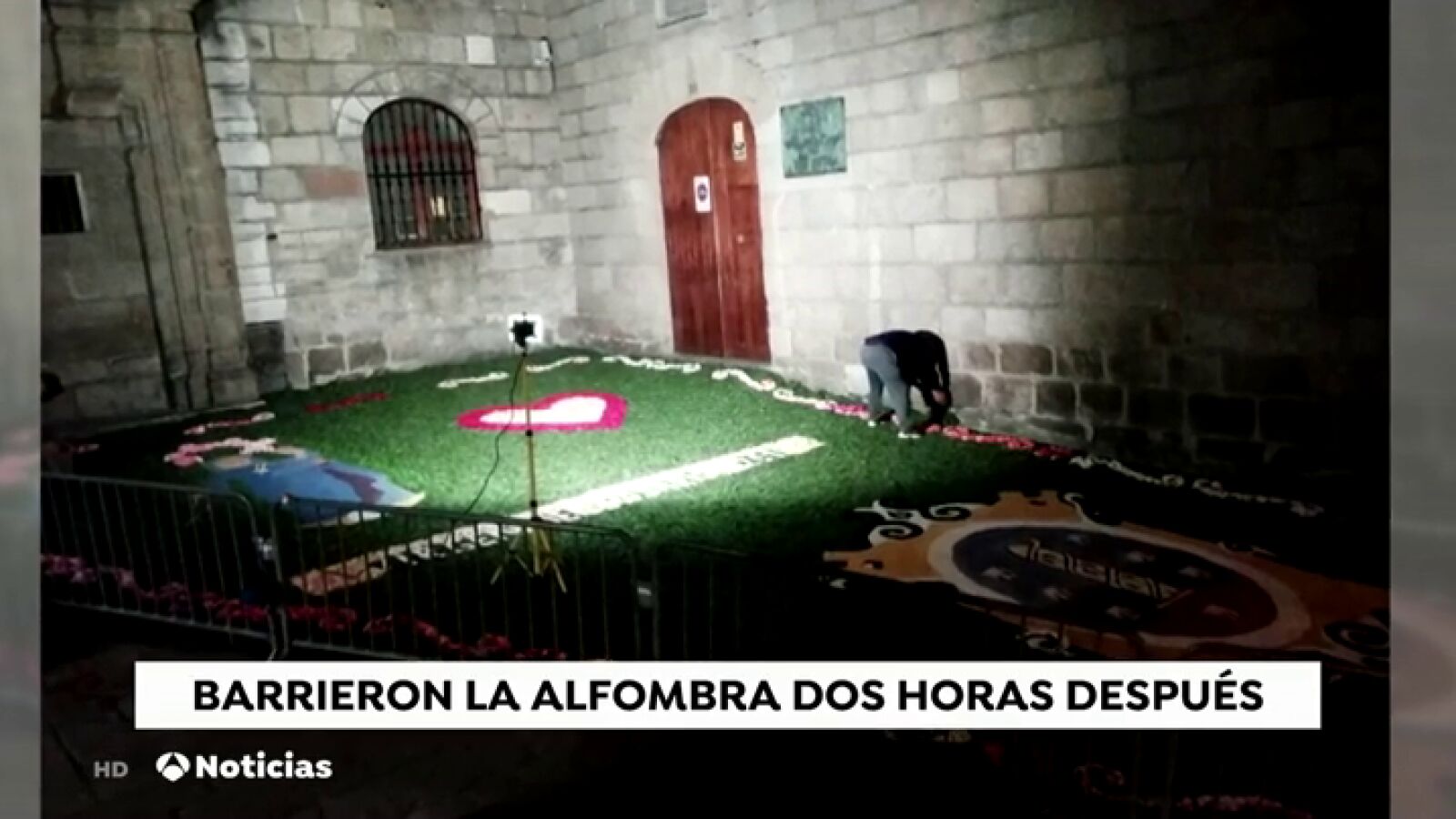 Los servicios de limpieza 'arrasan' con la alfombra floral para una Virgen horas antes de que saliera en procesión en A Coruña