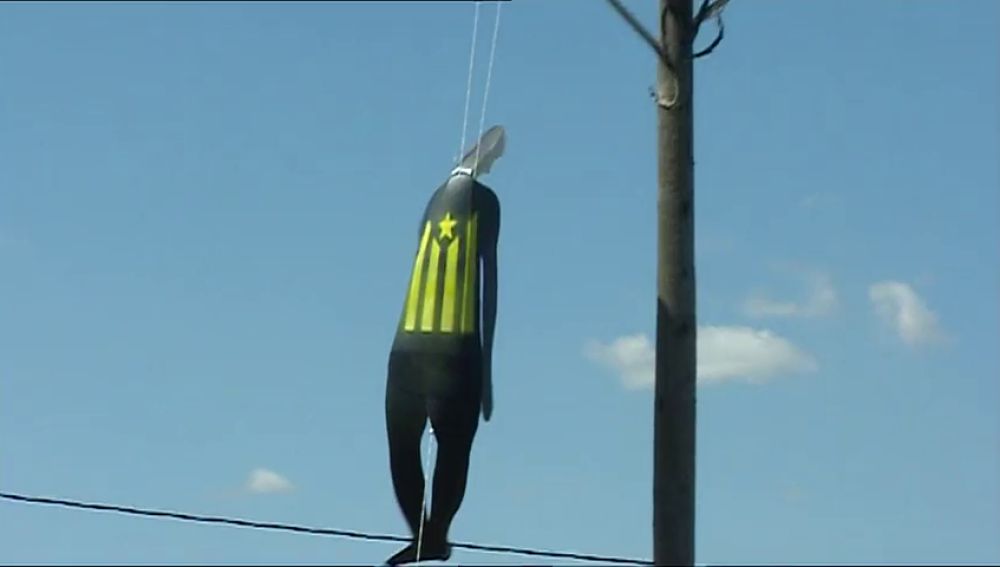 Aparecen muñecos 'colgados' de postes eléctricos con la estelada en Valencia
