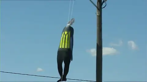 Aparecen muñecos 'colgados' de postes eléctricos con la estelada en Valencia Aparecen muñecos 'colgados' de postes eléctricos con la estelada en Valencia