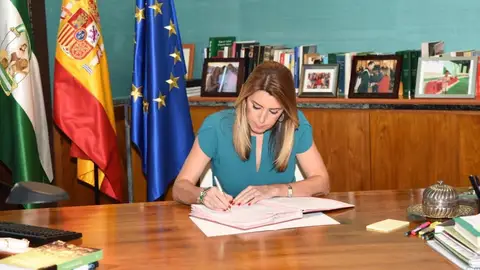 Susana Díaz en la firma del decreto de convocatoria de elecciones en Andalucía Susana Díaz en la firma del decreto de convocatoria de elecciones en Andalucía