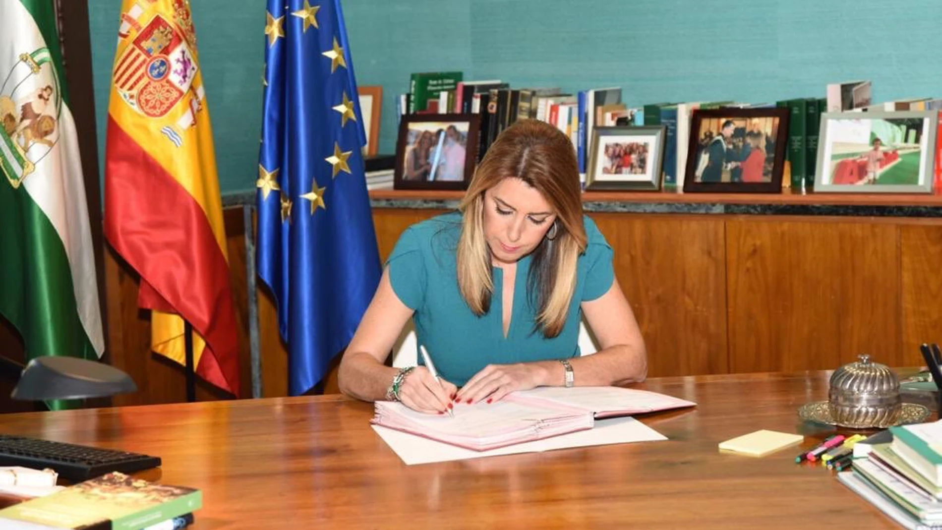 Susana Díaz en la firma del decreto de convocatoria de elecciones en Andalucía