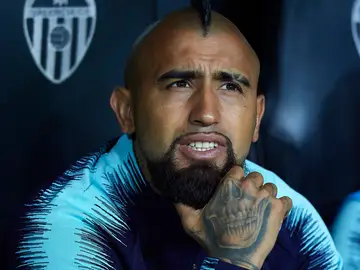 Arturo Vidal, con gesto serio en el banquillo azulgrana Arturo Vidal, con gesto serio en el banquillo azulgrana