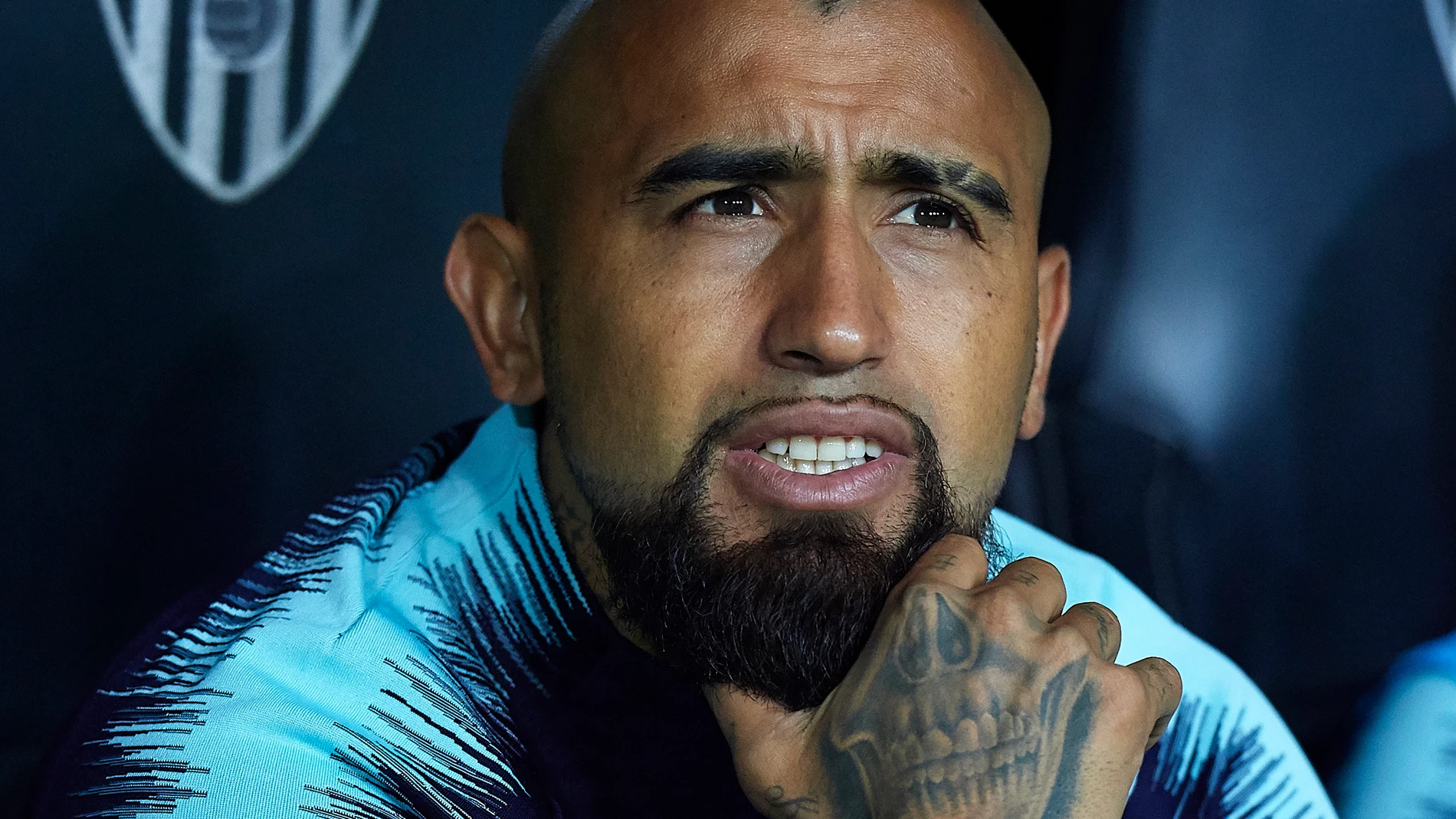 Arturo Vidal, con gesto serio en el banquillo azulgrana Arturo Vidal, con gesto serio en el banquillo azulgrana