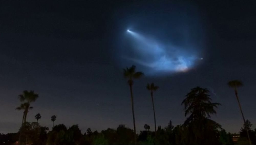 La estela de un cohete sorprende a California