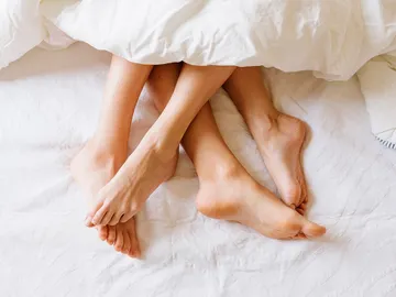 Imagen de archivo de una pareja en la cama Imagen de archivo de una pareja en la cama