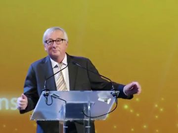 Juncker imita el baile de Theresa May durante su intervención en el Comité de las Regiones