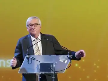 Juncker imita el baile de Theresa May durante su intervención en el Comité de las Regiones Juncker imita el baile de Theresa May durante su intervención en el Comité de las Regiones