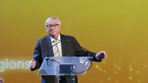 Juncker imita el baile de Theresa May durante su intervención en el Comité de las Regiones Juncker imita el baile de Theresa May durante su intervención en el Comité de las Regiones